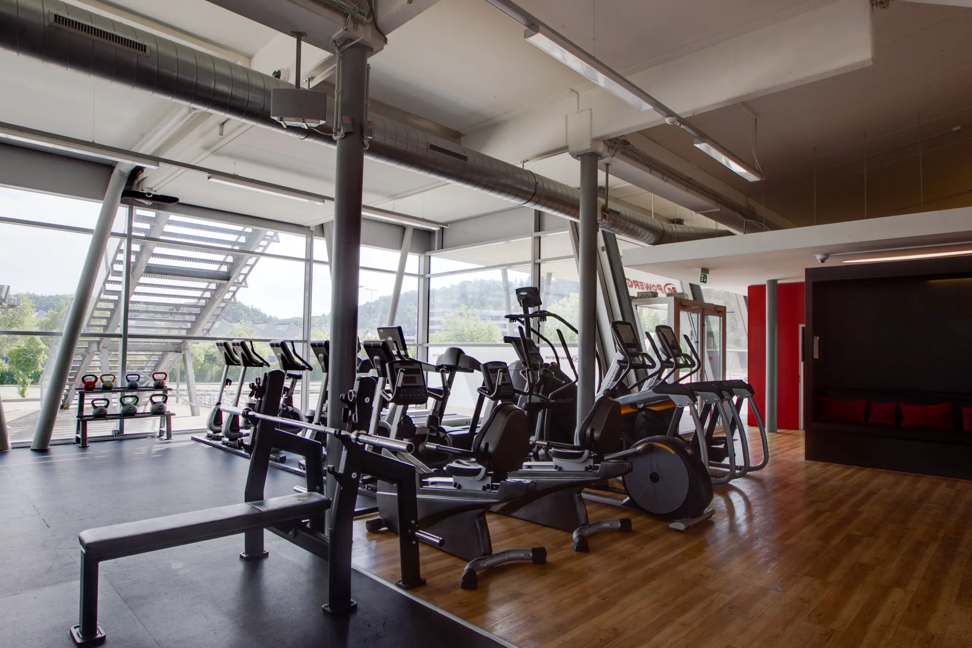 PowerGym-Bar und Lounge-Bereich