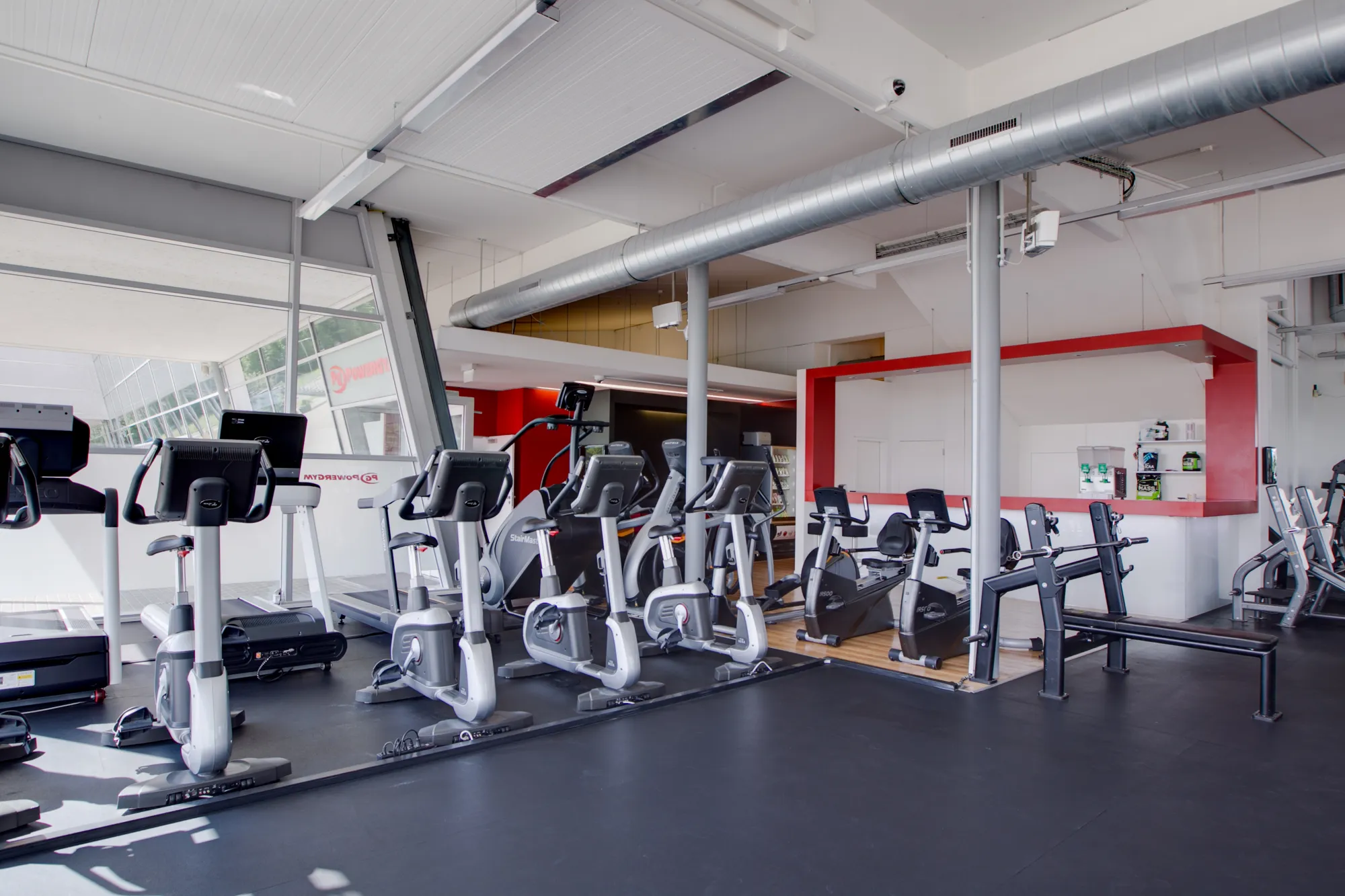 Cardio-Bereich mit Laufbändern und Crosstrainern
