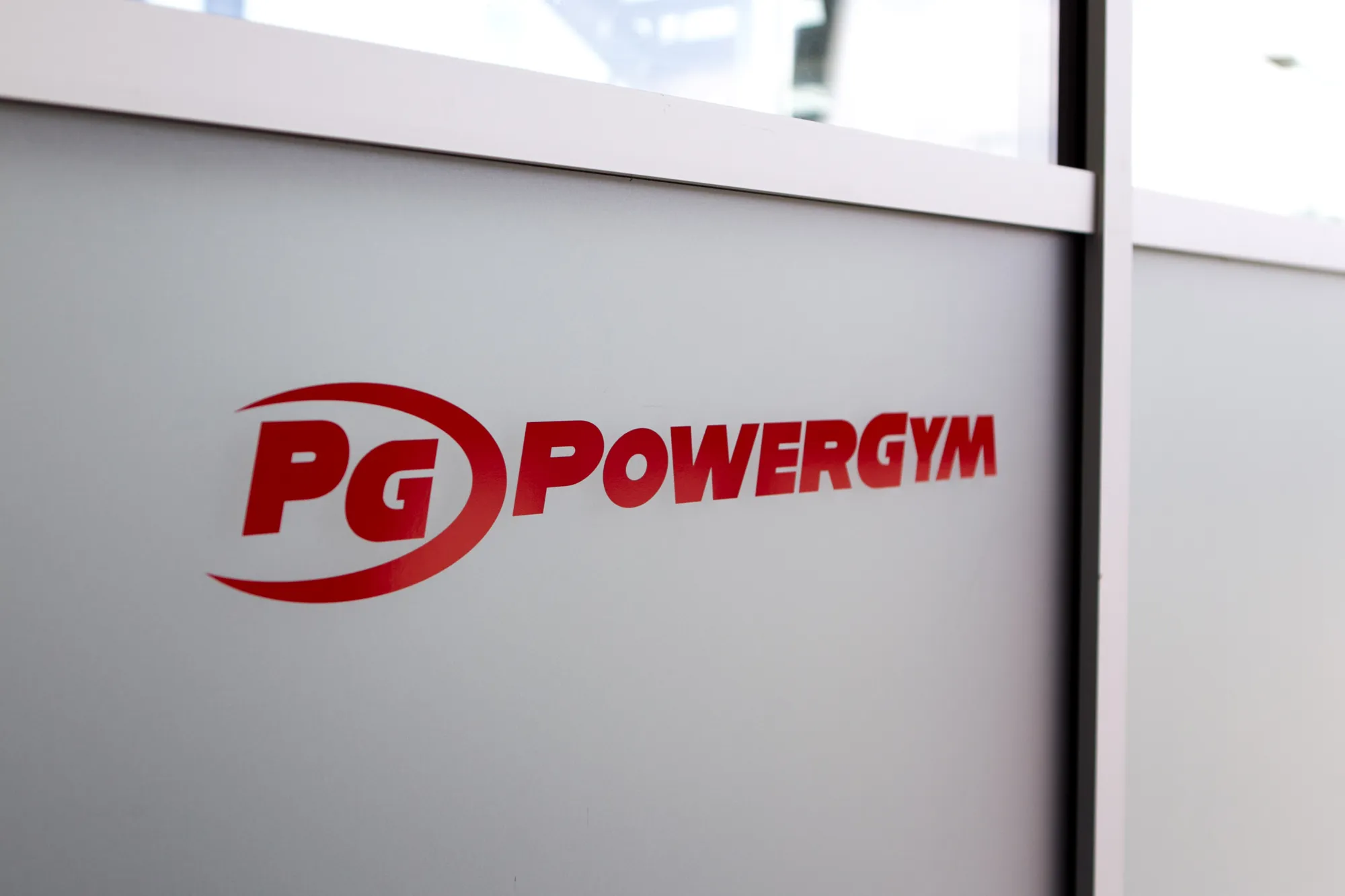 Eingangsbereich mit PowerGym-Logo an der Wand