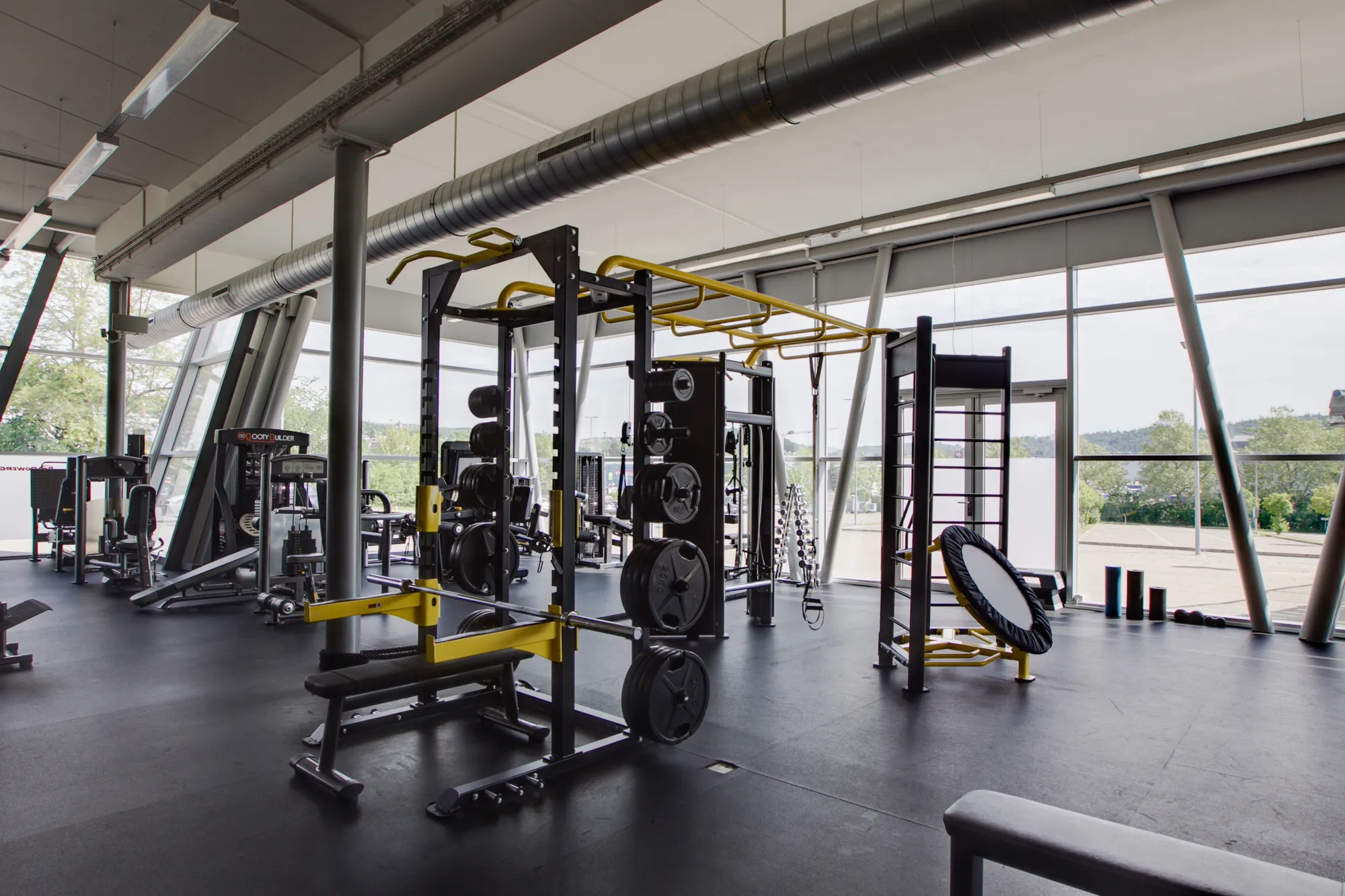 Trainingsfläche mit Kraftgeräten im PowerGym Schaffhausen